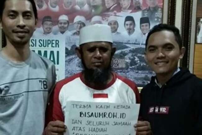 Ishak mendapat berkah atas perjuangannya. Sebuah organisasi keagamaan, Bisaumroh.id mendatangi Ishak ke Masjid Al Munawaroh dan memberi hadiah ibadah umrah.