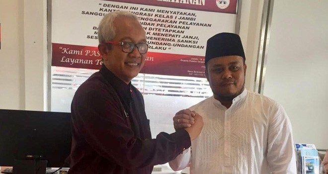 Wabup Tanjabtim, H. Robby Nahliyansyah, bersalaman bersama Kepala Imigrasi Kelas I TPI Jambi, Heru Santoso Ananta Yudha, di kantor Imigrasi di Telanaipura, Jambi, Jumat (5/7).