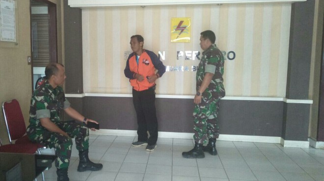 Danramil Rilman mengkoordinasikan tentang dukungan listrik ke PLN Rayon Muara Bulian, karena di Desa Ladang Peris. 