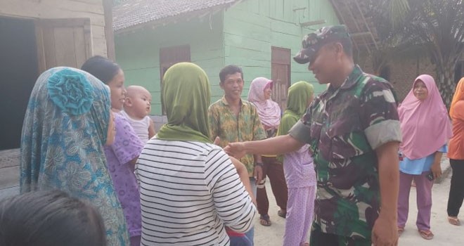 Danramil Rilman Bertemu Dengan Orang Tua Asuh Tim Satgas TMMD.