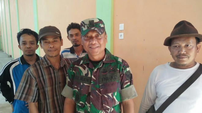 Danramil 415-04/Mb, Kapten Inf Rilman bersama perwakilan Dinsos dan Kependudukan Catatan Sipil Kabupaten Batanghari mengecek kesiapan perekaman e-KTP, Jumat (5/7). 