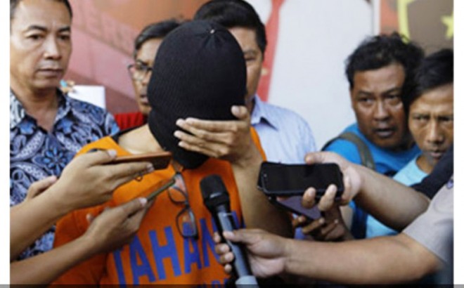 Oknum guru cabul saat diamankan Polisi. Foto : JPG