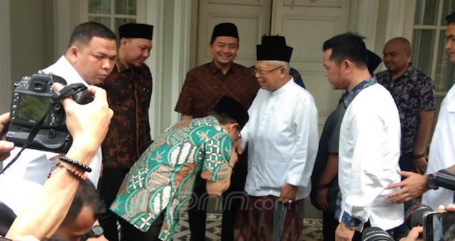 Ketua Umum Partai Kebangkitan Bangsa (PKB) Muhaimin Iskandar saat mencium tangan KH Maruf Amin. Foto : JPNN
