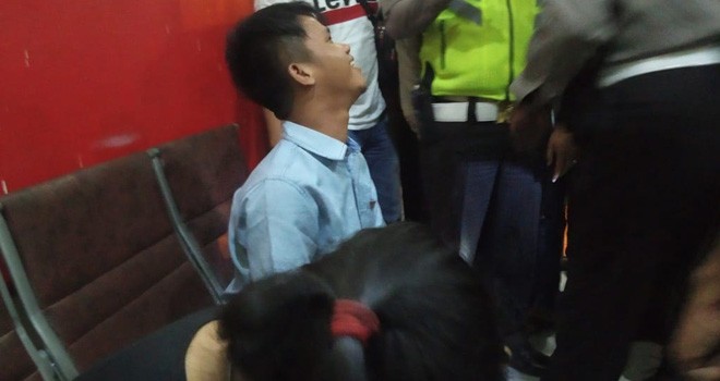 Sepasang muda-mudi diamankan petugas saat sedang ngamar di hotel J8 yang berada di Jalan Bhayangkara No 28, Talang Banjar, Jambi Timur. Foto : Rudi / Jambiupdate