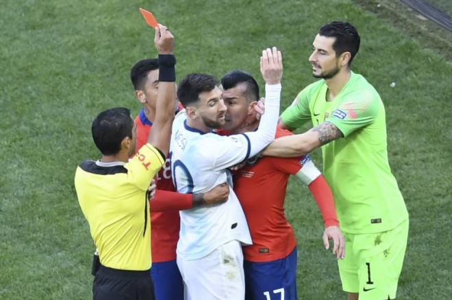 Kartu merah untuk Messi dan Medel mendapat banyak kritik/EVARISTO SA/Getty Images