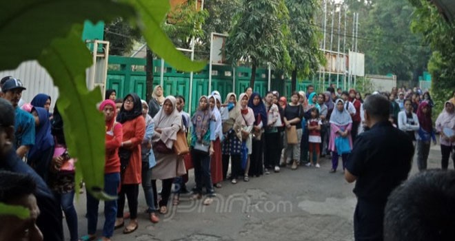 Antrian pendaftaran PPDB jalur zonasi. Foto : JPNN