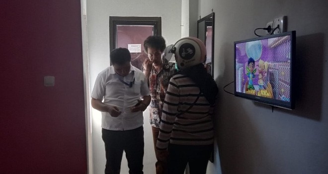 Pasangan mesum yang diciduk petugas dari kosan Alpin di kawasan Lebak Bandung, Kota Jambi. Foto : Rudi / Jambiupdate