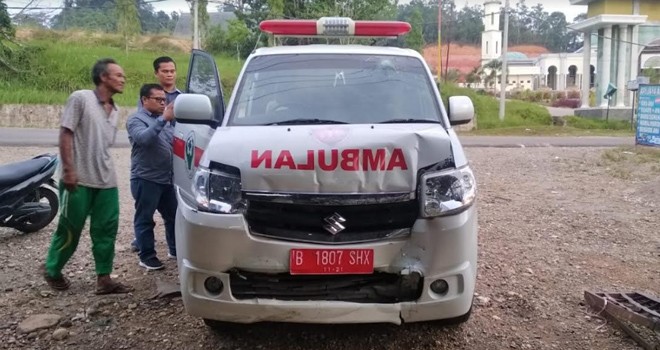Mobil ambulance yang rusak usai menabrak pengendara motor.