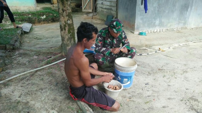 Kebersamaan Anggota Kodim 0415/Batanghari dengan Desa Ladang Peris. 