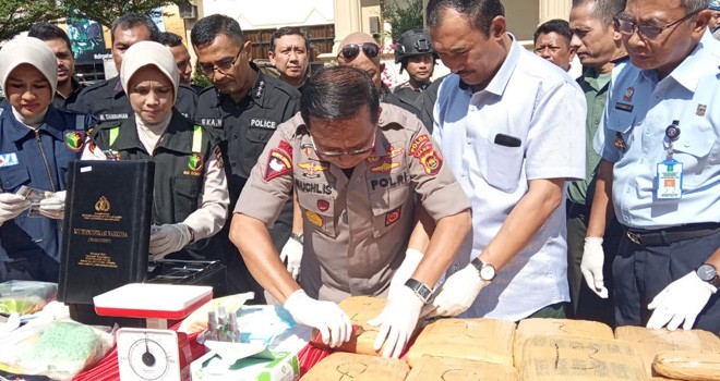 Kepolisian Daerah (Polda) Jambi bersama Badan Narkotika Nasional Provinsi (BNNP) Jambi, Selasa (9/7) pagi, melakukan pemusnahan terhadap barang bukti narkotika yang terdiri dari sabu-sabu, ekstasi, dan ganja. Foto : Rudi / Jambiupdate