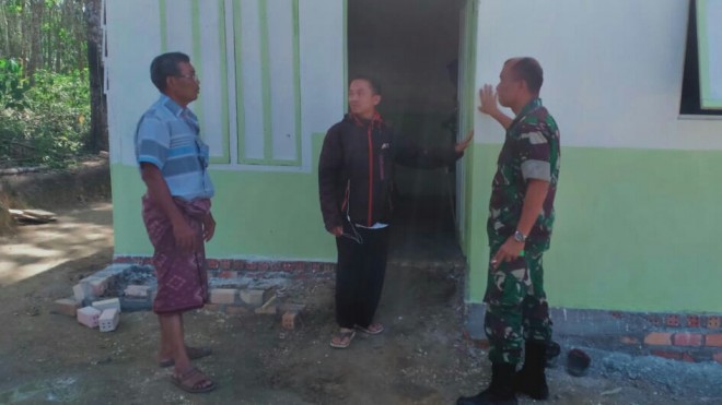 Danramil Rilman bersama Sekdes Desa Ladang Peris Azis, meninjau bedah Rumah milik Husen Rt 07, Selasa (9/7/2019).