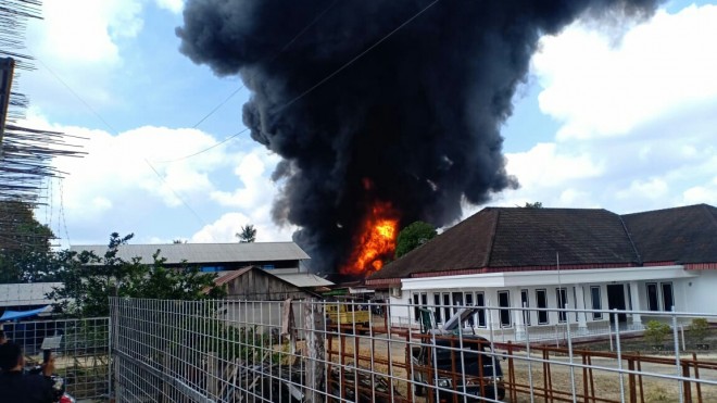 Terlihat Asap Hitam  Mengepul di Gudang Plastik. 