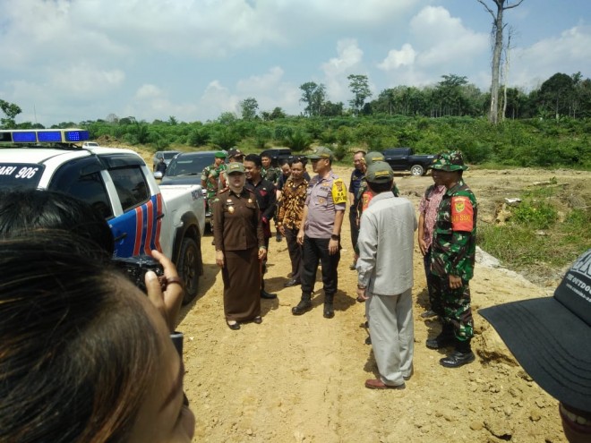 Didampingi Dandim Widi, Bupati juga Tinjau Akses Jalan Baru yang Dibuka saat Pra TMMD.