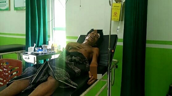 Mulyadi salah satu warga, diketahui bahwa ayah pelaku yang bernama Ishak (51) dianiaya pelaku dengan menggunakan balok kayu.