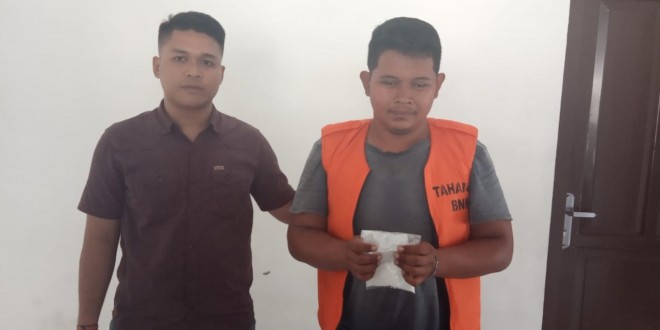 Sutrisno aliai ST diamankan bersama barang bukti berupa sabu seberat 105,30 gram. Foto : Ist