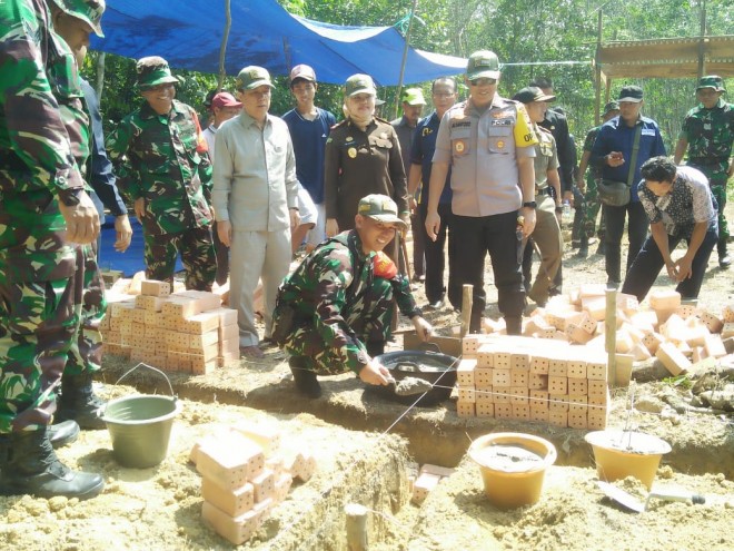 Bupati Bersama Unsur Forkopimda Batanghari Gelar Peletakan Batu Pertama Rumah Percontohan.