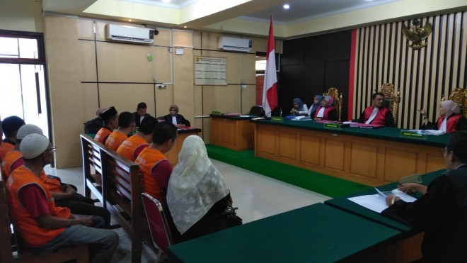 Kong Huping dan enam terdakwa  lainnya saat mengikuti sidang tuntutan di Pengadilan Negeri Jambi, Kamis (4/7) lalu. Hari ini mereka akan menjalani sidang Vonis. Foto : Ist