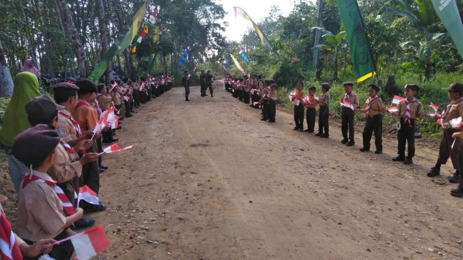 Puluhan Murid SD Sambut Kehadiran Tamu Pembukaan TMMD Kodim 0414/Bth.