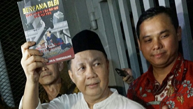 Mantan Kepala Badan Penyehatan Perbankan Nasional (BPPN) Syafruddin Arsyad Temenggung (kemeja putih berpeci) meninggalkan Rutan Kelas 1 Jakarta Timur Cabang Rutan KPK, Jakarta, Selasa (9/7/2019). Syafruddin merupakan terdakwa perkara dugaan korupsi penghapusan piutang Bantuan Langsung Bank Indonesia (BLBI) terhadap Bank Dagang Negara Indonesia yang divonis bebas oleh Mahkamah Agung dari segala tuntutan hukum. Ia sebelumnya dihukum 15 tahun penjara pada tingkat banding --FOTO : FEDRIK TARIGAN/JAWAPOS