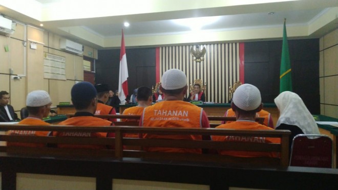 Terdakwa penyelundupan Benih Lobster akhirnya divonis oleh hakim 1,3 tahun. Vonis ini lebih ringan dari tuntutan Jaksa yaitu 4 tahun penjara.   