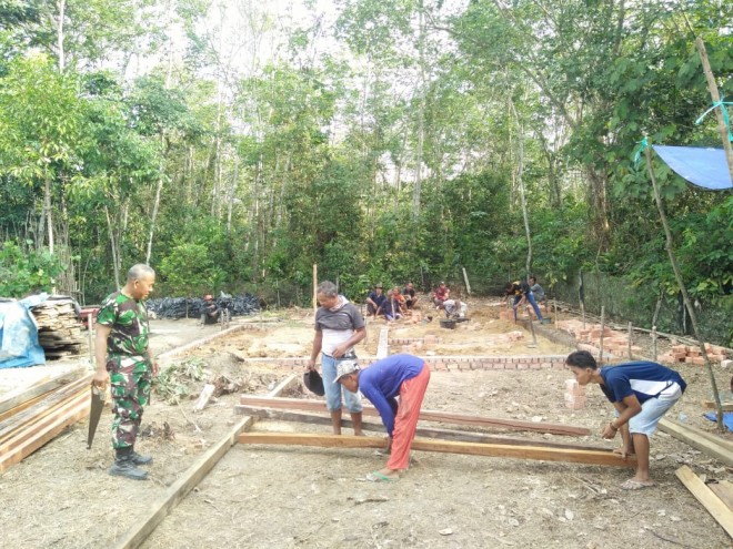 Babinsa Sertu Ridhuan Bantu Warga Gotong Royong Bangun Rumah Percontohan Milik Sriyono
