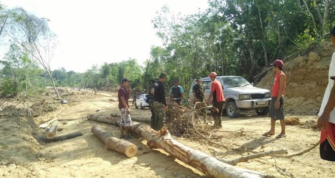 Personel Satgas TMMD Gotong Royong Bersama Warga Tuntaskan Pengerjaan Jalan Baru.