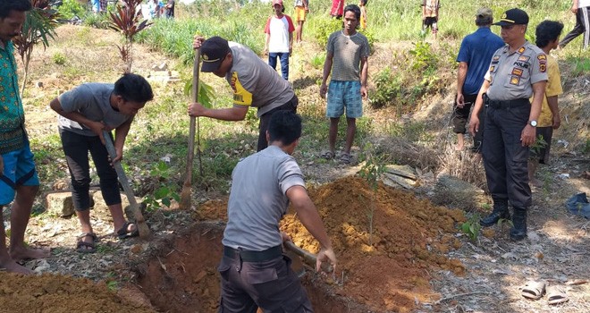Kapolsek Pauh dan Air Hitam Bantu Pemakaman Dua Warga SAD Yang Tewas Karna Laka Lantas.
