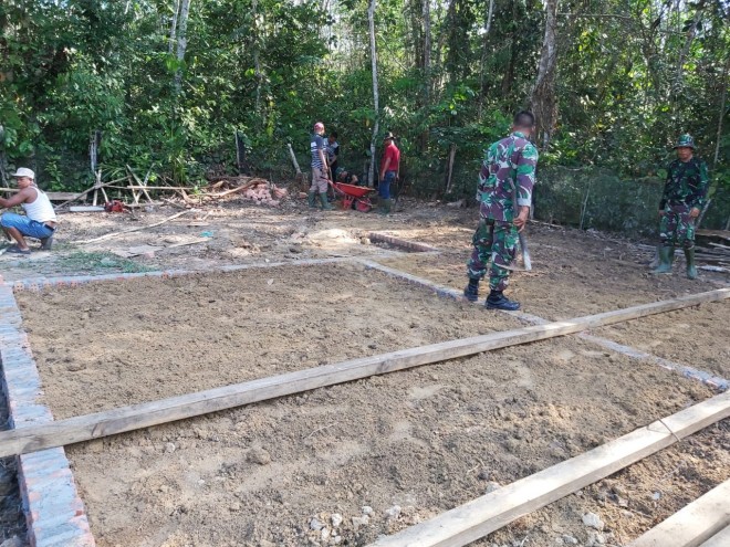 Babinsa Serda Alfian Bantu Warga Gotong Royong Bangun Rumah Percontohan Milik Sriyono.