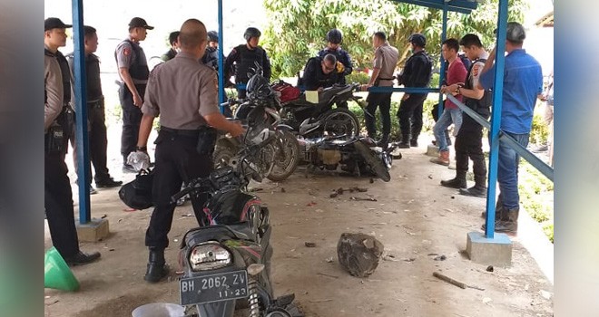 Kendaraan dan wisma yang dirusak oleh kelompok SMB, ini diketahui dari hasil olah tkp yang dilakukan oleh Tim Brimob dan Shabara Polda Jambi. Foto : Ist