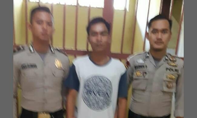 Pelaku penikaman saat ditangkap Polisi.
