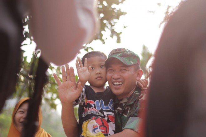 Bercita-cita Ingin jadi TNI, Seorang Bocah di Ladang Peris Dipeluk Dandim Widi Rahman.