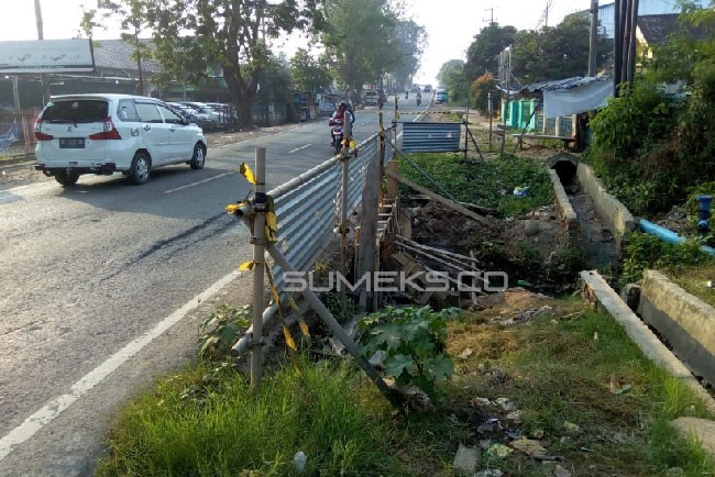 Parit besar di Jl SMB II Km 11 Palembang. Foto: Dendi Romi / sumeks.co