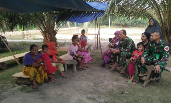 Sepulang dari Tugasnya di Lokasi TMMD, Babinsa Serda Supari Sempatkan Bercengkrama dengan Warga.