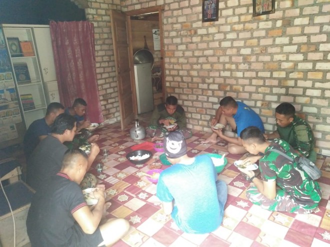 Di Lokasi TMMD, Keakraban TNI Bersama Rakyat Semakin Terlihat.