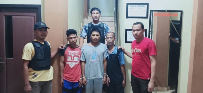 Pelaku penggelapan motor saat ditangkap Polisi.