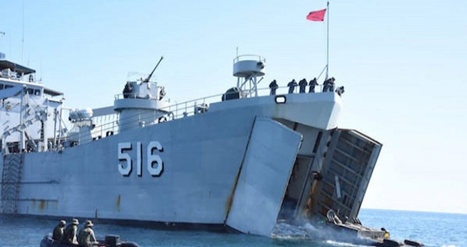  Puluhan Tank dan Kendaraan Tempur Sudah Bergerak. Foto : Dispen Koarmada II.