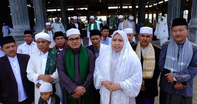 Bupati Masnah Sholat Idul Fitri di Kumpe, Gelar Open House di Rumdis.