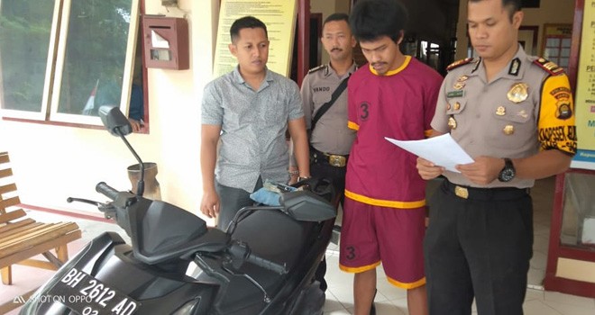 Spesialis pencuri sepeda motor warnet ditangkap polisi bersama barang bukti berupa satu unit sepeda motor hasil curiannya. Foto : Ist