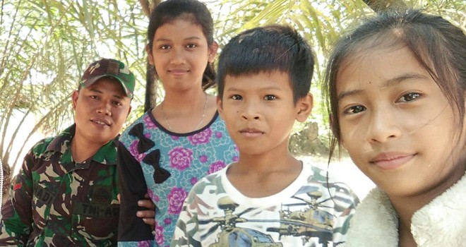 Kopda Sisri Hadi Sempatkan Diri Hibur Anak-anak di Lokasi TMMD.