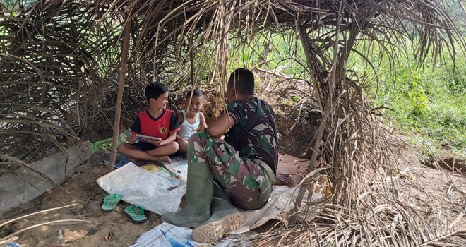 Ade Irwansyah Sempatkan Diri Ajarkan Dua Anak Membaca.