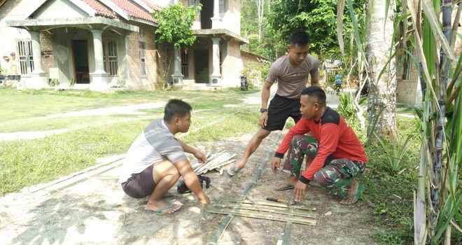 Satgas TMMD Bantu Buat Pagar Rumah.