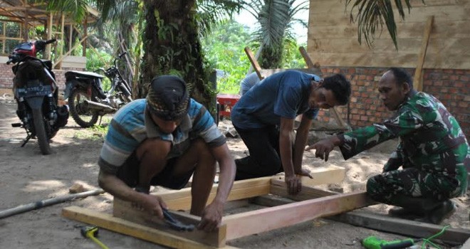 Serda Dahlan Bantu Kerjakan Rumah Warga.