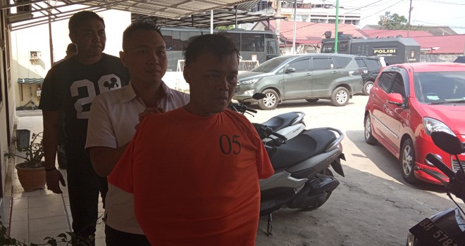 Edi Sulaiman, tersangksa pencabulan terhadap anak usia 2 tahun saat harus mendekap dijeruji besi Mapolresta Jambi. Foto : Ist