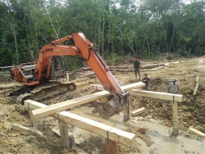 Satgas TMMD Kembali Bantu Warga Bangun Jembatan.
