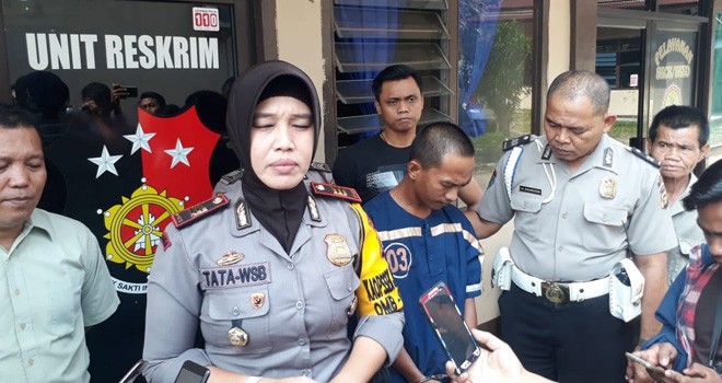Kapolsek Jambi Selatan, AKP Rita Purnamasari melakukan ekspose hasil tangkapan tersangka pencuri Gas LPG 3 Kg, Teguh Haryanto.