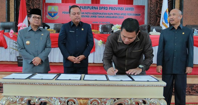 Rapat Paripurna DPRD Provinsi Jambi dalam rangka Penandatanganan Nota Kesepakatan KUPA dan PPAS Perubahan APBD Provinsi Jambi Tahun Anggaran 2019, di Ruang Rapat Utama Gedung DPRD Provinsi Jambi, Rabu (17/7).