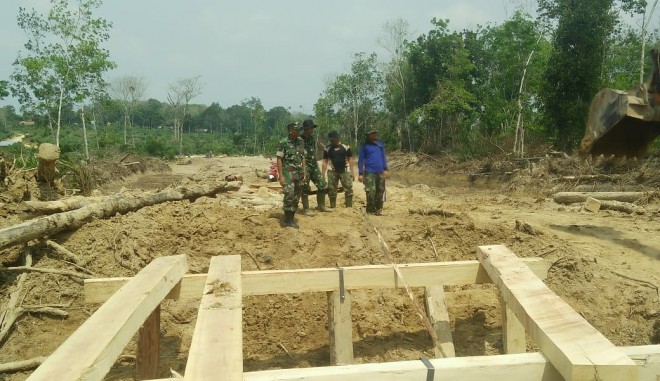 Dan SSK TMMD Kembali Tinjau Perkembangan Pembangunan Jembatan di Jalan Baru.