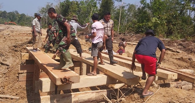 Kegiatan TMMD, Pengerjaan Jembatan Terus Dikebut.