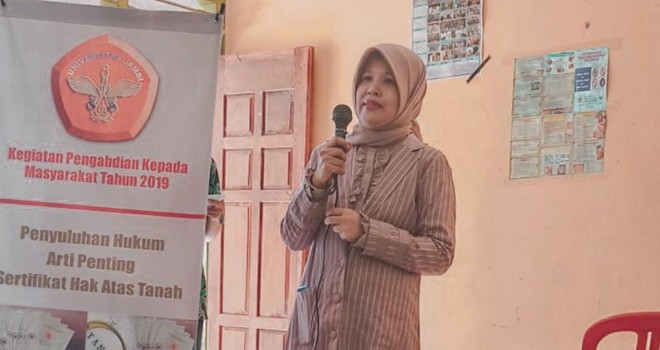Tim Pengabdian FH Unja saat menyampaikan Materi.