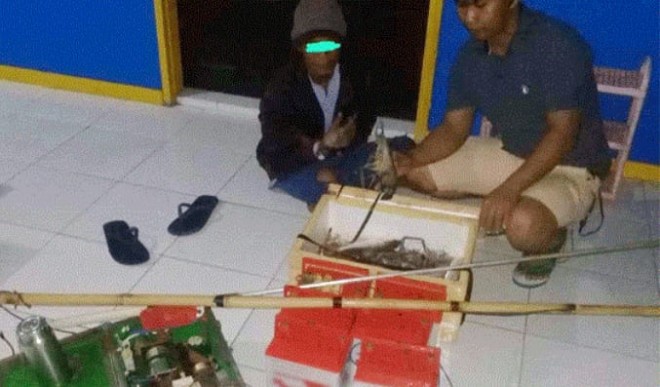 Satpolair Polres Kobar mengamankan warga Kelurahan Mendawai SA(56) karena tertangkap menyetrum ikan di Sungai Lamandau, Selasa (16/7).(POLRES KOBAR FOR RADAR PANGKALAN BUN )